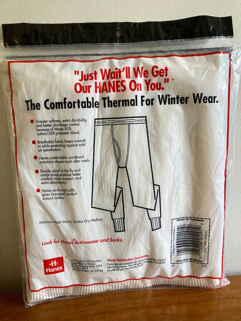 Peut inclure: Emballage de sous-v&ecirc;tements thermiques blancs avec une bordure rouge et noire. L'emballage pr&eacute;sente un sous-v&ecirc;tement thermique blanc avec le texte "Just Wait'll We Get Our HANES On You." et "The Comfortable Thermal For Winter Wear."
