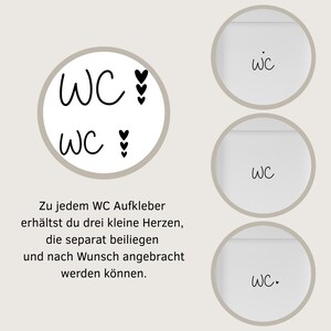 Op de afbeelding: Een set ronde stickers met de tekst WC in een zwart handgeschreven lettertype. Het ontwerp bevat losse kleine zwarte hartjesstickers die individueel kunnen worden aangebracht. De afbeelding toont verschillende variaties van de WC-tekst met verschillende hartjesplaatsingen.