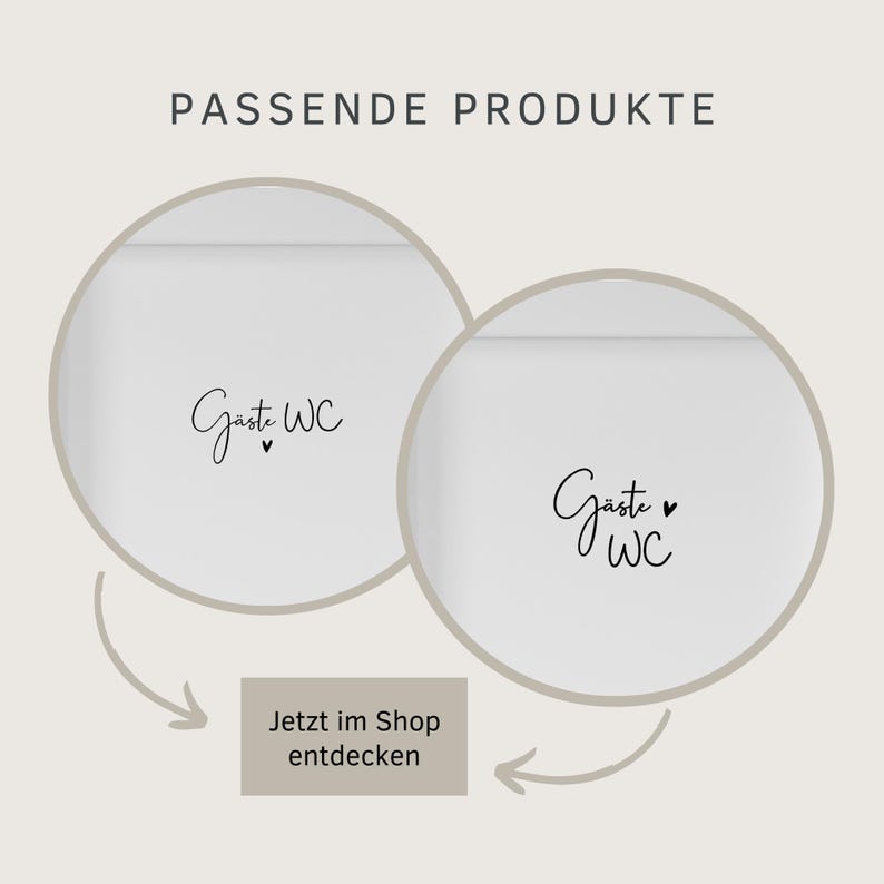 Op de afbeelding: Twee ronde witte bordjes met de zwarte tekst "G&auml;ste WC" en een klein hartje. Boven de cirkels staat de tekst "PASSENDE PRODUKTE" en daaronder bevindt zich een rechthoekig vak met de tekst "Jetzt im Shop entdecken" en bijbehorende pijlen.