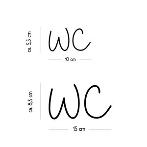 Op de afbeelding: Twee zwarte WC-bordjes in een cursief lettertype. Het kleinere bordje is ongeveer 5,5 cm hoog en 10 cm breed. Het grotere bordje is ongeveer 8,5 cm hoog en 15 cm breed. De bordjes worden weergegeven op een witte achtergrond.