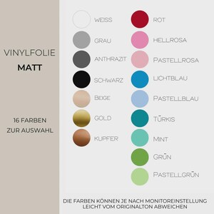 Peut inclure: Un nuancier pour film vinyle mat pr&eacute;sentant 16 pastilles de couleur circulaires dispos&eacute;es en deux colonnes. Le texte inclut VINYLFOLIE MATT, 16 FARBEN ZUR AUSWAHL, ainsi qu'une liste de noms de couleurs en allemand &agrave; c&ocirc;t&eacute; de chaque cercle.