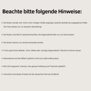 Op de afbeelding: Een beige informatiebord met zwarte tekst getiteld Beachte bitte folgende Hinweise. Het bevat zeven opsommingstekens over het gebruik van stickers, waaronder instructies voor handwas, eenmalig gebruik, droogtijden en de inhoud van het pakket.