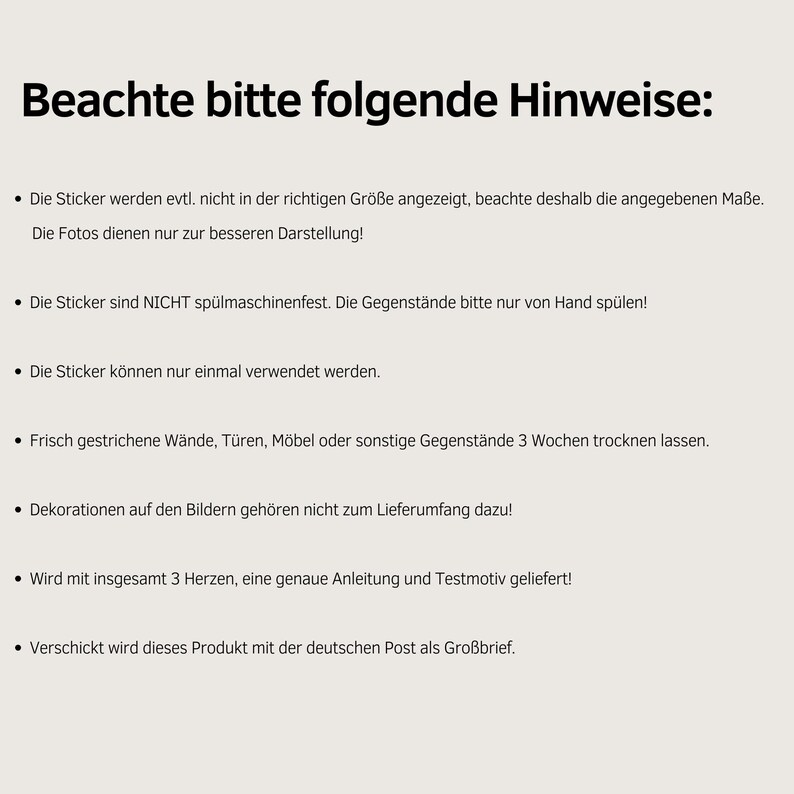 Op de afbeelding: Een beige informatiebord met zwarte tekst getiteld Beachte bitte folgende Hinweise. Het bevat zeven opsommingstekens over het gebruik van stickers, waaronder instructies voor handwas, eenmalig gebruik, droogtijden en de inhoud van het pakket.