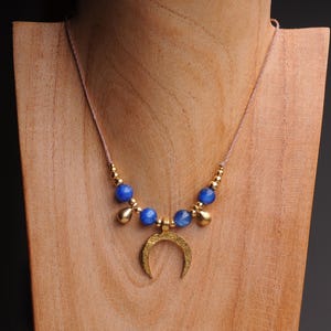 Halbmond Kyanit Makramee Halskette, Perlen Boho Anhänger mit Edelstein, verstellbare Mond Halskette für sie, spirituelles Hippie Geschenk