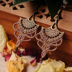 Puede incluir: Una taza de cerámica blanca con un asa negra y el texto "But First, Coffee" en negro, en negrita. La taza está sobre una superficie blanca.