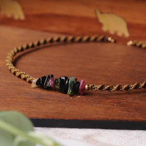 Kundenspezifische Makramee-Halsketten-Choker mit Turmalin und verstellbarem Kristallchip-Anhänger