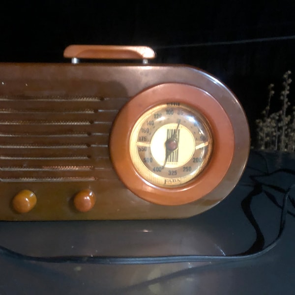 Fada Model 115 Catalin Bullet Radio