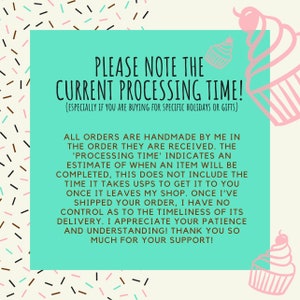Op de afbeelding: Een turquoise kaart met witte tekst die "PLEASE NOTE THE CURRENT PROCESSING TIME! (ESPECIALLY IF YOU ARE BUYING FOR SPECIFIC HOLIDAYS OR GIFTS)" luidt. De tekst gaat verder met "ALL ORDERS ARE HANDMADE BY ME IN THE ORDER THEY ARE RECEIVED. THE 'PROCESSING TIME' INDICATES AN ESTIMATE OF WHEN AN ITEM WILL BE COMPLETED, THIS DOES NOT INCLUDE THE TIME IT TAKES POSTNL TO GET IT TO YOU ONCE IT LEAVES MY SHOP. ONCE I'VE SHIPPED YOUR ORDER, I HAVE NO CONTROL AS TO THE TIMELINESS OF ITS DELIVERY. I APPRECIATE YOUR PATIENCE AND UNDERSTANDING! THANK YOU SO MUCH FOR YOUR SUPPORT!"
