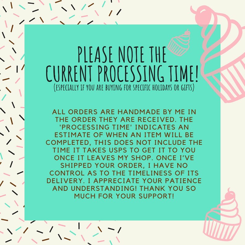 Op de afbeelding: Een turquoise kaart met witte tekst die "PLEASE NOTE THE CURRENT PROCESSING TIME! (ESPECIALLY IF YOU ARE BUYING FOR SPECIFIC HOLIDAYS OR GIFTS)" luidt. De tekst gaat verder met "ALL ORDERS ARE HANDMADE BY ME IN THE ORDER THEY ARE RECEIVED. THE 'PROCESSING TIME' INDICATES AN ESTIMATE OF WHEN AN ITEM WILL BE COMPLETED, THIS DOES NOT INCLUDE THE TIME IT TAKES POSTNL TO GET IT TO YOU ONCE IT LEAVES MY SHOP. ONCE I'VE SHIPPED YOUR ORDER, I HAVE NO CONTROL AS TO THE TIMELINESS OF ITS DELIVERY. I APPRECIATE YOUR PATIENCE AND UNDERSTANDING! THANK YOU SO MUCH FOR YOUR SUPPORT!"
