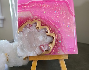 Geodinspirerad hartskonst med glittrande glas och kristall på träpanel 10 x 10 cm