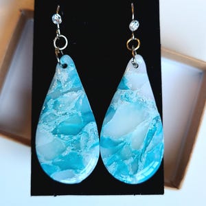Oorbellen - traan turkooisblauw met zilveren hangers