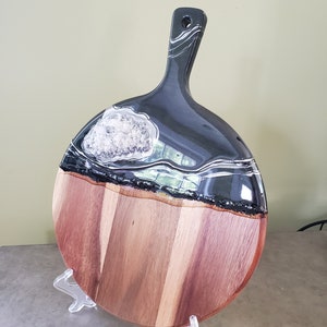 Vassoio di salumi in acacia con accenti in resina - Vassoio di portata ispirato alla geode