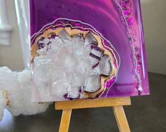 Minikristallklustergeodkonst på träpanel med harts och glitter lila