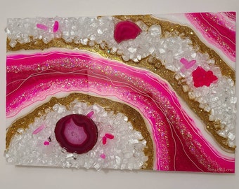 Könnte beinhalten: Abstrakte Kunst in Pink und Gold auf weißem Hintergrund. Die Kunst zeigt ein wirbelndes Muster aus rosa und goldenem Harz mit weißem Glitzer und klaren Kristallen. Die Kunst ist signiert mit "Sorry, I'm Leno".