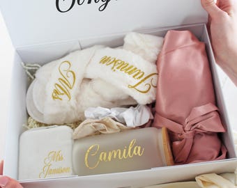 Geschenkbox für Zukünftige Verlobung: Personalisierte Robe, Hausschuhe, Schmuckbox & Becher für die zukünftige Mrs