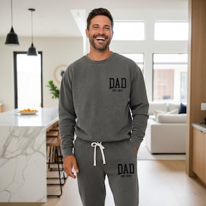 Conjunto de ropa de estar por casa personalizado para papá: sudadera y pantalones deportivos EST personalizados - Regalo de ropa para papá - Diseño de bolsillo