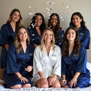 Set von 7 Roben, benutzerdefinierte Brautjungfer Robe Set von 7, personalisierte Roben, 26 Farben, Satin-Roben für Frauen, Brautpartygeschenke