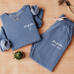 Set di abbigliamento da casa personalizzato per la mamma: felpa e jogger EST Mama personalizzati - Regalo di abbigliamento per la mamma