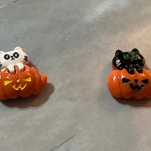Kitty In Jack O&#39;Lantern Cover Minder/Refrigerator Magnet/Needle Minder