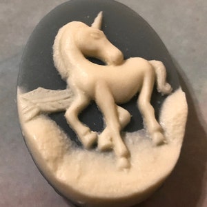 Cameo Unicorn Cover Minder/Refrigerator Magnet/Needle Minder