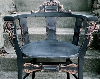 VENDU! Chaise antique peinte à la main