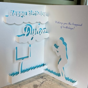 Biglietto pop-up calcistico 3D personalizzato per il compleanno di adolescente/ragazzo con nome. Rendi il suo compleanno un touchdown con una cartolina pop-up calcistica personalizzata.