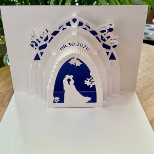 Biglietto di nozze pop-up 3D personalizzato con il nome della sposa, dello sposo e della data del matrimonio. Festeggia il loro giorno speciale con una carta pop-up personalizzata.