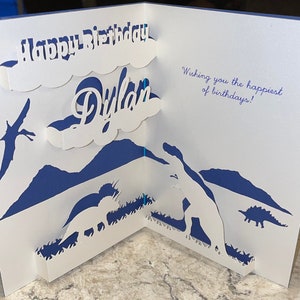 Personalisierte 3D Dinosaurier Pop-up Karte für Kinder/Jungen/Mädchen Geburtstag mit Namen. Brüllen Sie in ihren Geburtstag mit einer benutzerdefinierten Dinosaurier-Pop-Up-Karte.