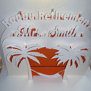 Carte de retraite pop-up 3D personnalisée. Célébrez leur retraite avec style avec une carte pop-up personnalisée souvenir qu'ils chériront toujours.