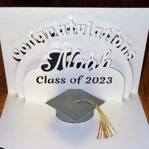 Biglietto pop-up di laurea 3D personalizzato con cappello 3D e nappa. Festeggia il giorno della laurea con un biglietto unico realizzato appositamente per loro.