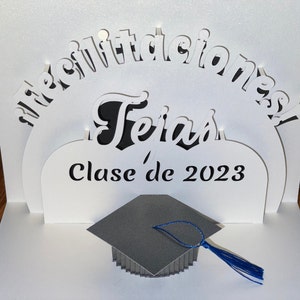 Carte pop-up personnalisée de remise des diplômes en 3D pour le jour de la remise des diplômes en espagnol avec chapeau et pompon 3D - Fecilitacione - carte unique faite juste pour eux
