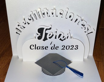 Tarjeta emergente de graduación 3D personalizada para el día de graduación en español con sombrero y borla 3D - Fecilitacione - tarjeta única hecha solo para ellos