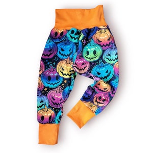 Könnte beinhalten: Regenbogenfarbene Leggings mit Kürbisdruck, orangefarbenem Bund und Bündchen.
