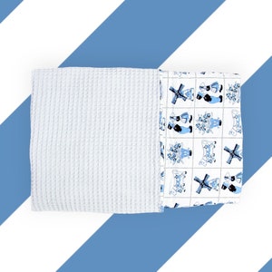 Nederlands designdeken met lichtblauw wafelkatoen, babydeken, warme deken, Nederlandse folklore, wafelkatoenen deken, benodigdheden voor de babykamer
