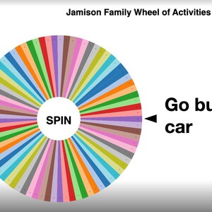 以下が含まれることがあります： 中央に「SPIN」と書かれたカラフルなホイール。ホイールは36のセクションに分かれており、それぞれ異なる色をしています。矢印は「Go build Lego car」と書かれたセクションを指しています。