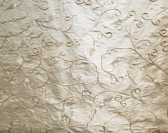 Tessuto di seta dupioni ricamato da designer - Fiore in Bloom - Crema e rosa - 54&quot; di larghezza