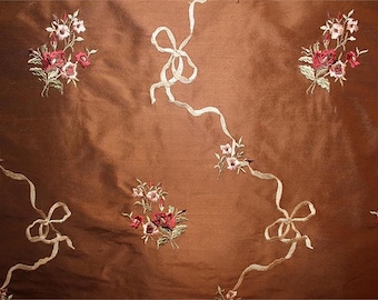Tessuto di seta dupioni ricamato da designer - Collezione Ribbon Bouquet - Cioccolato - 54&quot; di larghezza