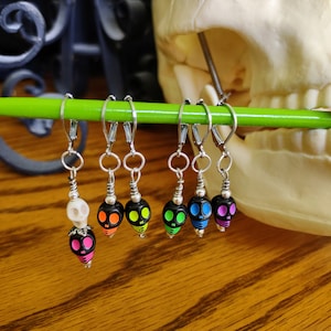 Marcador de punto con calavera de neón negra