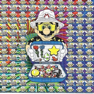 Peut inclure: Une image psychédélique d'un personnage de dessin animé portant un chapeau blanc avec un 'M' rouge dessus, des lunettes de soleil et une chemise hawaïenne. Le personnage tient une valise bleue ouverte, révélant une variété d'objets colorés, dont une étoile, une fleur, un œuf et un champignon.