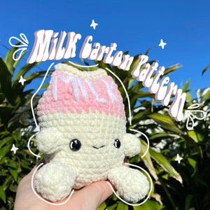 Mini caixa de leite de pelúcia/ Plushie com pernas e braços padrão de crochê