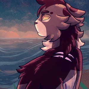 Puede incluir: Un animal peludo, gris p&uacute;rpura y marr&oacute;n con ojos amarillos mira hacia un cielo nocturno estrellado sobre una masa de agua. El animal est&aacute; de pie en una playa con hierba verde.