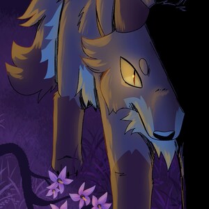 Puede incluir: Un lobo con pelaje azul gris&aacute;ceo y ojos amarillos se encuentra en un bosque oscuro con flores moradas. El lobo est&aacute; mirando hacia la derecha de la imagen.