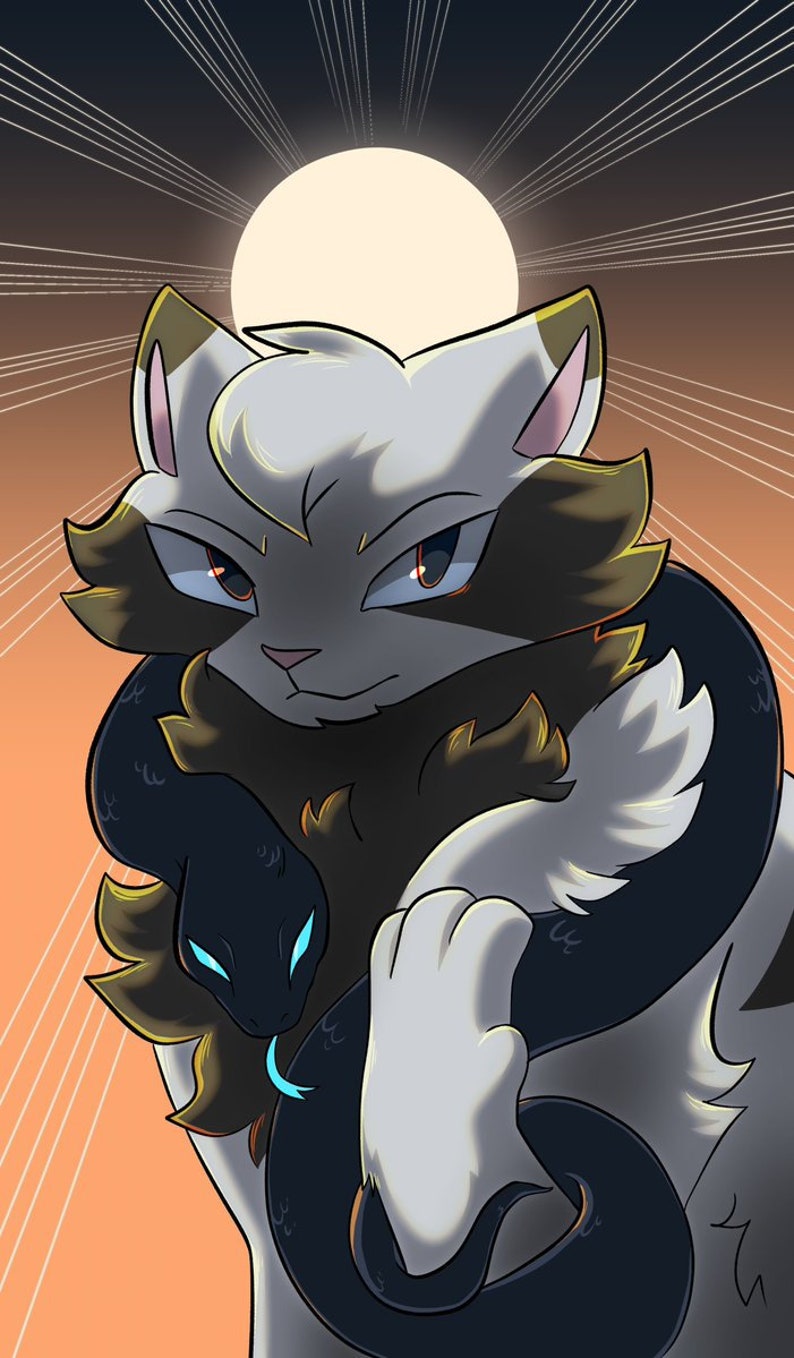 Puede incluir: Un gato blanco con pelaje negro y marr&oacute;n, ojos rojos y una serpiente negra envuelta alrededor de su cuello. El gato est&aacute; mirando directamente al espectador. El fondo es una puesta de sol con un sol brillante brillando en el cielo.