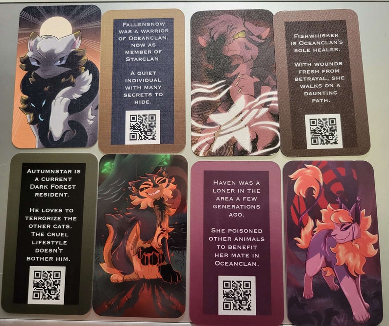 Puede incluir: Nueve tarjetas ilustradas con diferentes gatos con texto que describe sus personalidades y roles en un mundo ficticio. Las tarjetas est&aacute;n impresas en un papel texturizado y tienen un c&oacute;digo QR en la esquina inferior derecha.