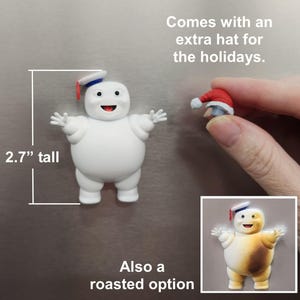 Puede incluir: Una figura blanca de dibujos animados, de unos 6,8 cm de altura, con una cara sonriente y los brazos extendidos. Lleva un pequeño sombrero. Incluye un gorro de Papá Noel extra para las fiestas. También disponible como opción tostada.