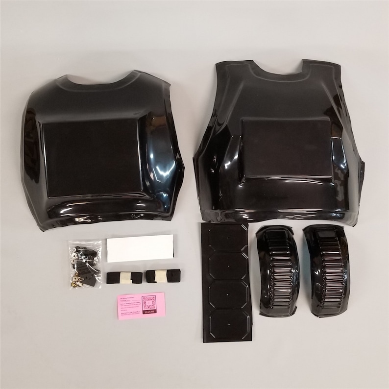 Puede incluir: Un conjunto de armadura de disfraz de pl&aacute;stico negro con dos piezas de pecho, dos piezas de hombro y una pieza de espalda. El conjunto tambi&eacute;n incluye un juego de correas y una peque&ntilde;a hoja de instrucciones.