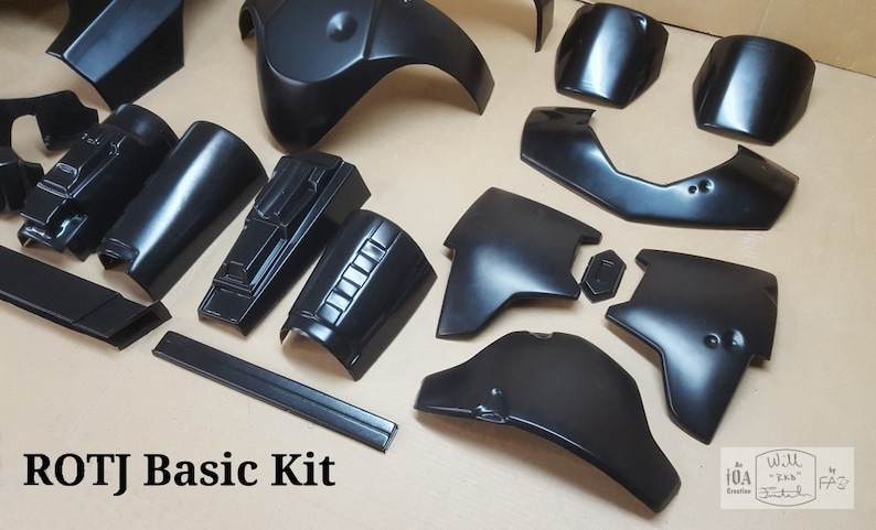 Pode incluir: Um kit de pl&aacute;stico preto para um fato de Star Wars. O kit inclui pe&ccedil;as para o peito, os ombros, os bra&ccedil;os e as pernas. O kit &eacute; etiquetado como "ROTJ Basic Kit".