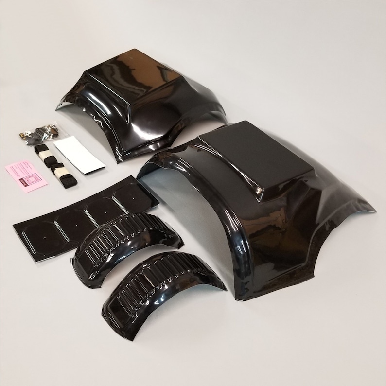 Puede incluir: Un conjunto de piezas de carrocer&iacute;a de coche de pl&aacute;stico negro para un coche modelo. El conjunto incluye dos piezas grandes, dos piezas m&aacute;s peque&ntilde;as y una pieza plana con un patr&oacute;n de rejilla.