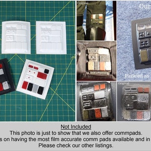 Puede incluir: Una comparaci&oacute;n de un pad de comunicaci&oacute;n Star Wars original y una r&eacute;plica. La r&eacute;plica est&aacute; pintada de negro con acentos rojos, blancos y verdes. El original est&aacute; pintado de negro con acentos rojos, blancos y grises. El texto "Pintado como ejemplo solamente" es visible en la imagen.