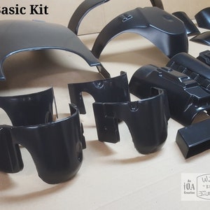 Pode incluir: Um conjunto de pe&ccedil;as de pl&aacute;stico preto para um kit de modelo. As pe&ccedil;as s&atilde;o etiquetadas como "ROTJ Basic Kit".